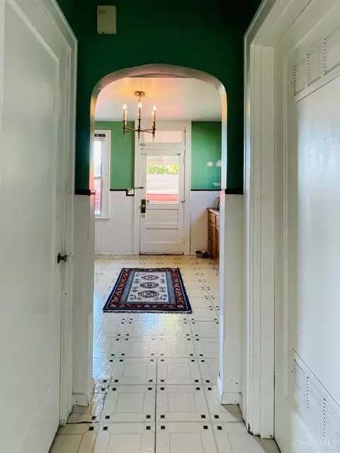Entry Way - 1621 Marlowe Ave, Cincinnati, OH 45224 photo 1 of 1