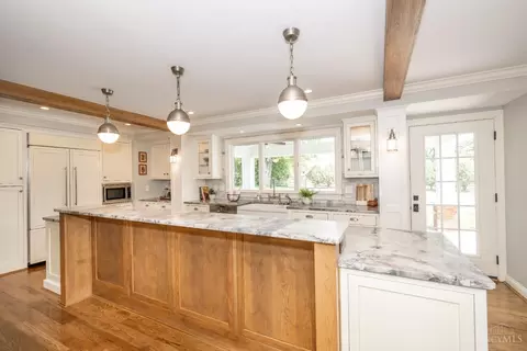 Kitchen - 10042 Wimbledon Ct, Montgomery, OH 45242 photo 4 of 8