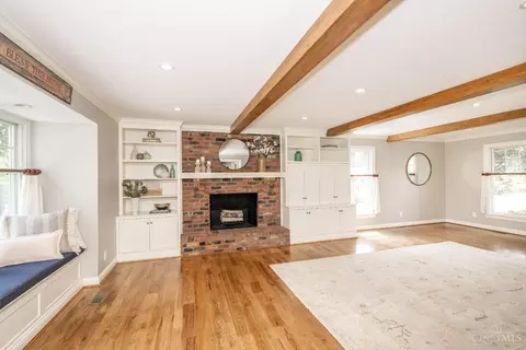 Living - 10042 Wimbledon Ct, Montgomery, OH 45242 photo 4 of 7