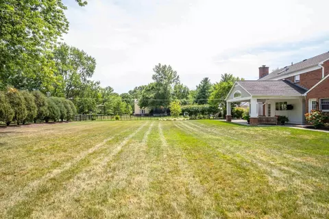 Exterior - 10042 Wimbledon Ct, Montgomery, OH 45242 photo 11 of 12