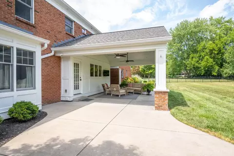 Exterior - 10042 Wimbledon Ct, Montgomery, OH 45242 photo 7 of 12