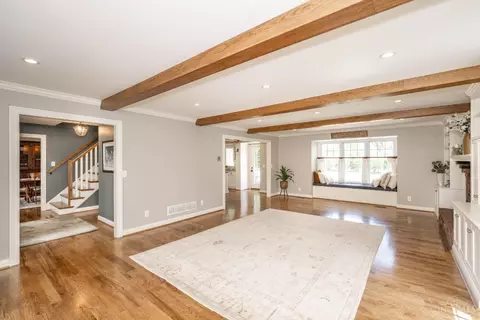 Living - 10042 Wimbledon Ct, Montgomery, OH 45242 photo 2 of 7