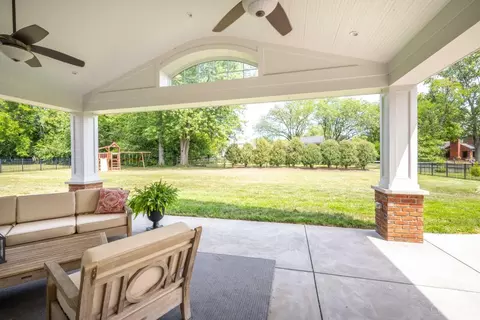 Exterior - 10042 Wimbledon Ct, Montgomery, OH 45242 photo 4 of 12