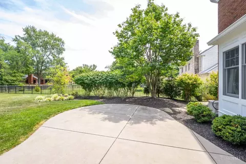 Exterior - 10042 Wimbledon Ct, Montgomery, OH 45242 photo 6 of 12