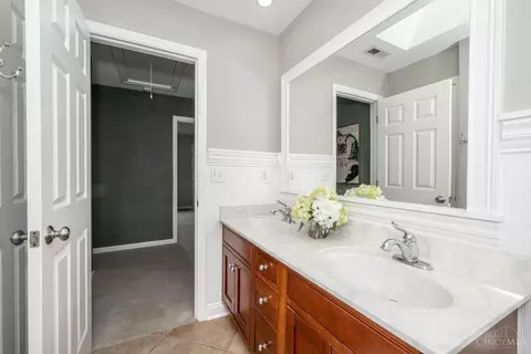 Bath - 10042 Wimbledon Ct, Montgomery, OH 45242 photo 2 of 6