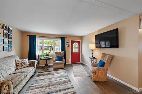 Living - 4287 Williams Ave, Cincinnati, OH 45236 photo 2 of 8