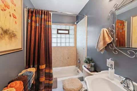 Bath - 4287 Williams Ave, Cincinnati, OH 45236 photo 1 of 1