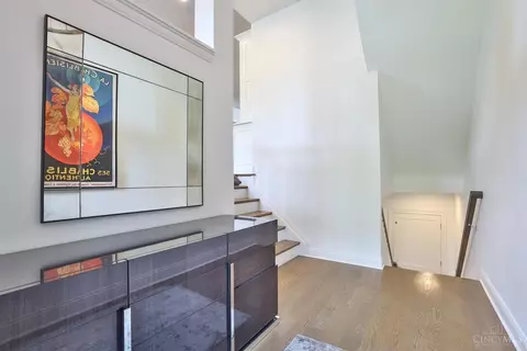 Entry Way - 337 Oregon St, Cincinnati, OH 45202 photo 6 of 6