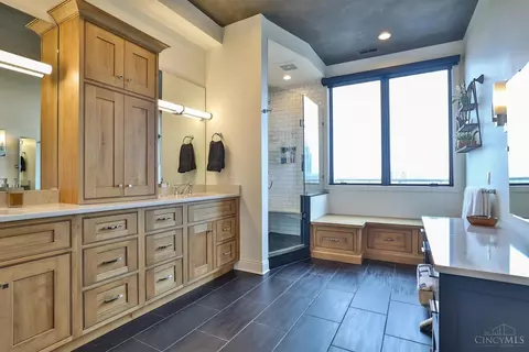 Bath - 337 Oregon St, Cincinnati, OH 45202 photo 1 of 8