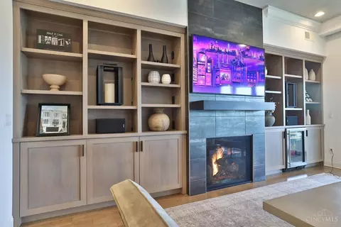 Living - 337 Oregon St, Cincinnati, OH 45202 photo 3 of 4