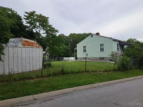Exterior - 2556 Ring Pl, Cincinnati, OH 45204 photo 2 of 10