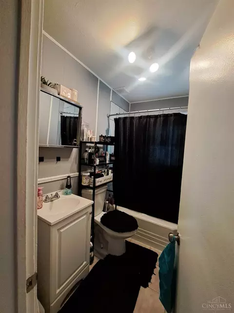 Bath - 2556 Ring Pl, Cincinnati, OH 45204 photo 1 of 3