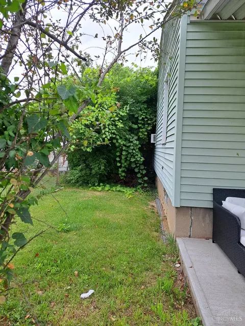 Exterior - 2556 Ring Pl, Cincinnati, OH 45204 photo 7 of 10