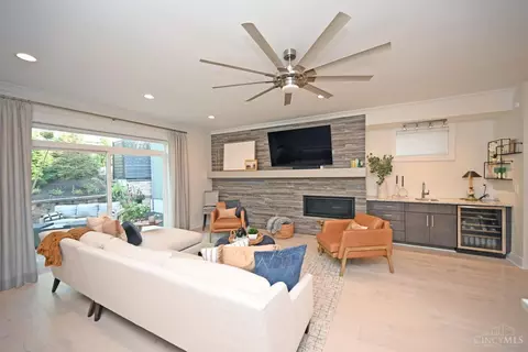 Living - 423 Stanley Ave, Cincinnati, OH 45226 photo 2 of 4