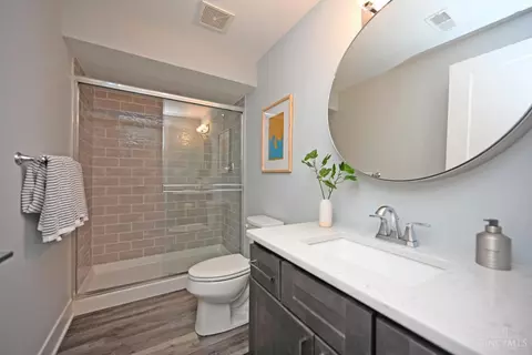 Bath - 423 Stanley Ave, Cincinnati, OH 45226 photo 4 of 5