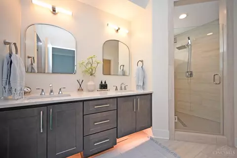Bath - 423 Stanley Ave, Cincinnati, OH 45226 photo 2 of 5