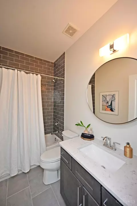 Bath - 423 Stanley Ave, Cincinnati, OH 45226 photo 3 of 5