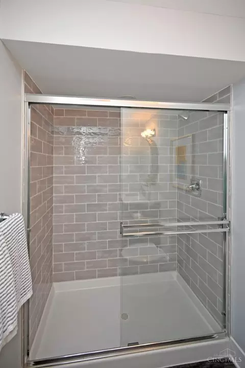 Bath - 423 Stanley Ave, Cincinnati, OH 45226 photo 5 of 5
