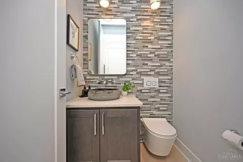Bath - 423 Stanley Ave, Cincinnati, OH 45226 photo 1 of 5