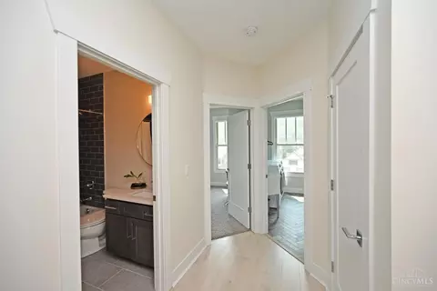 Entry Way - 423 Stanley Ave, Cincinnati, OH 45226 photo 2 of 3