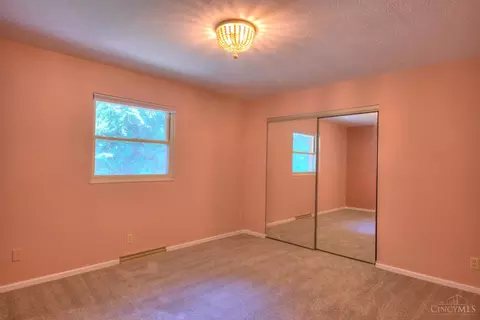 Bedroom - 2121 Bolser Dr, Reading, OH 45215 photo 5 of 6