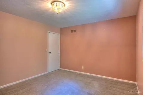 Bedroom - 2121 Bolser Dr, Reading, OH 45215 photo 6 of 6