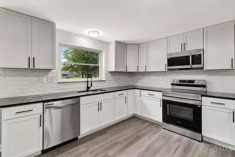 Kitchen - 210 Furbee Dr, Mason, OH 45040 photo 2 of 3