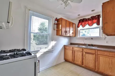 Kitchen - 3602 Madison Rd, Cincinnati, OH 45209 photo 2 of 3