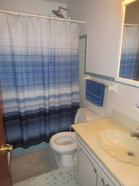 Bath - 1158 Oldwick Dr, Reading, OH 45215 photo 4 of 4