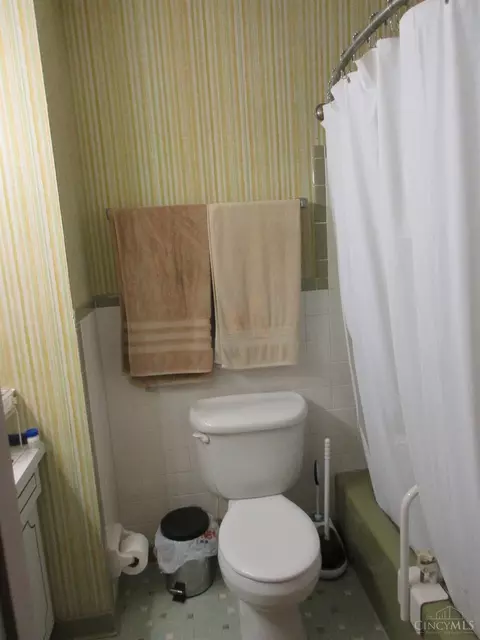 Bath - 1158 Oldwick Dr, Reading, OH 45215 photo 2 of 4