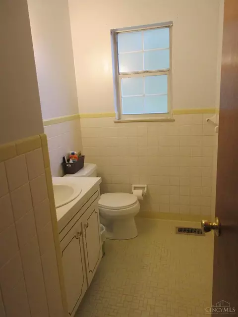 Bath - 1158 Oldwick Dr, Reading, OH 45215 photo 1 of 4