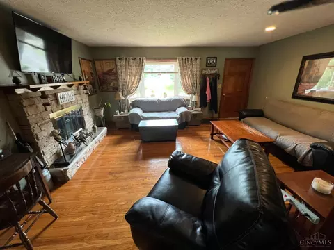 Living - 813 Lory Ln, Reading, OH 45215 photo 2 of 3