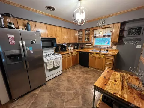Kitchen - 813 Lory Ln, Reading, OH 45215 photo 2 of 2
