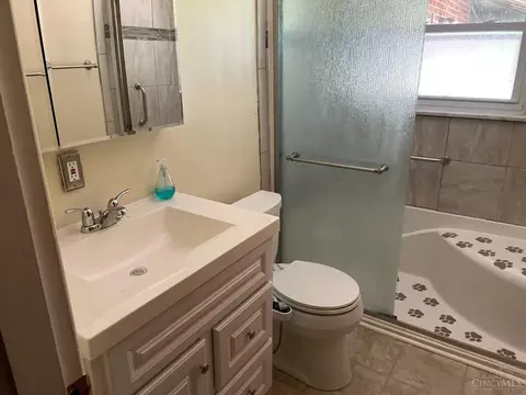 Bath - 2480 Cornwall Dr, Cincinnati, OH 45231 photo 1 of 1