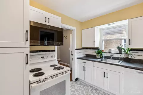 Kitchen - 3988 Raceview Ave, Cincinnati, OH 45211 photo 1 of 3