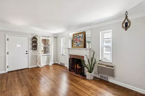 Living - 3988 Raceview Ave, Cincinnati, OH 45211 photo 2 of 5