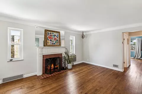 Living - 3988 Raceview Ave, Cincinnati, OH 45211 photo 3 of 5