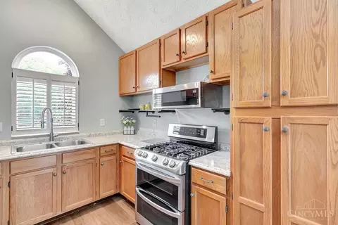 215 Hildebrant Dr, Hamilton Township, OH 45039 photo 8