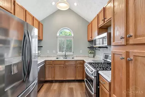 215 Hildebrant Dr, Hamilton Township, OH 45039 photo 7