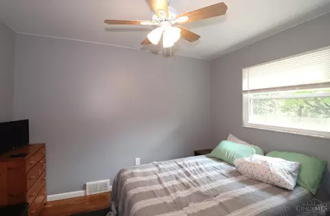 Bedroom - 1069 Albany Ter, Cincinnati, OH 45224 photo 9 of 11