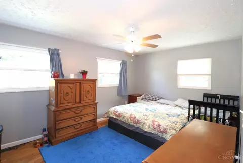 Bedroom - 1069 Albany Ter, Cincinnati, OH 45224 photo 2 of 11