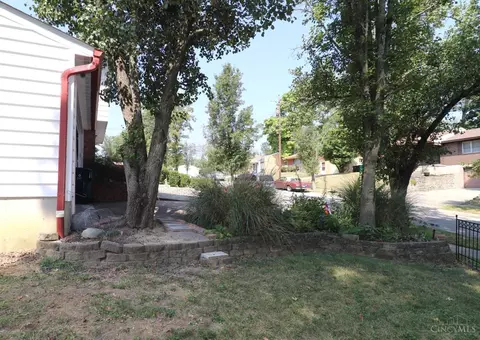 Exterior - 1069 Albany Ter, Cincinnati, OH 45224 photo 18 of 21