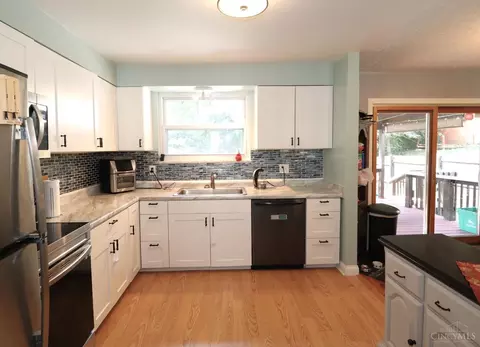 Kitchen - 1069 Albany Ter, Cincinnati, OH 45224 photo 2 of 4