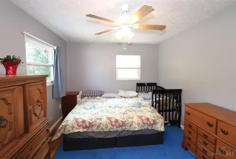 Bedroom - 1069 Albany Ter, Cincinnati, OH 45224 photo 4 of 11
