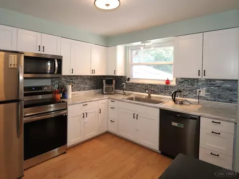 Kitchen - 1069 Albany Ter, Cincinnati, OH 45224 photo 3 of 4