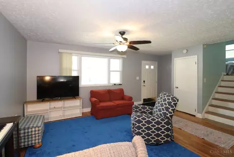 Living - 1069 Albany Ter, Cincinnati, OH 45224 photo 2 of 3