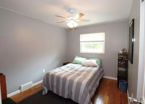 Bedroom - 1069 Albany Ter, Cincinnati, OH 45224 photo 8 of 11