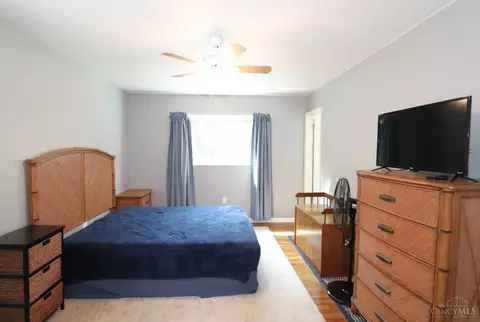Bedroom - 1069 Albany Ter, Cincinnati, OH 45224 photo 6 of 11
