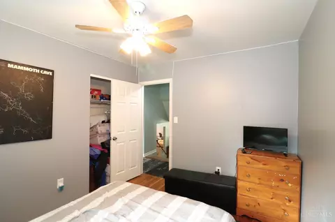 Bedroom - 1069 Albany Ter, Cincinnati, OH 45224 photo 10 of 11