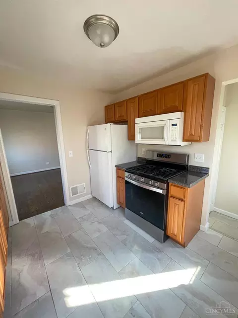 Kitchen - 3530 Werk Rd, Cincinnati, OH 45248 photo 3 of 3
